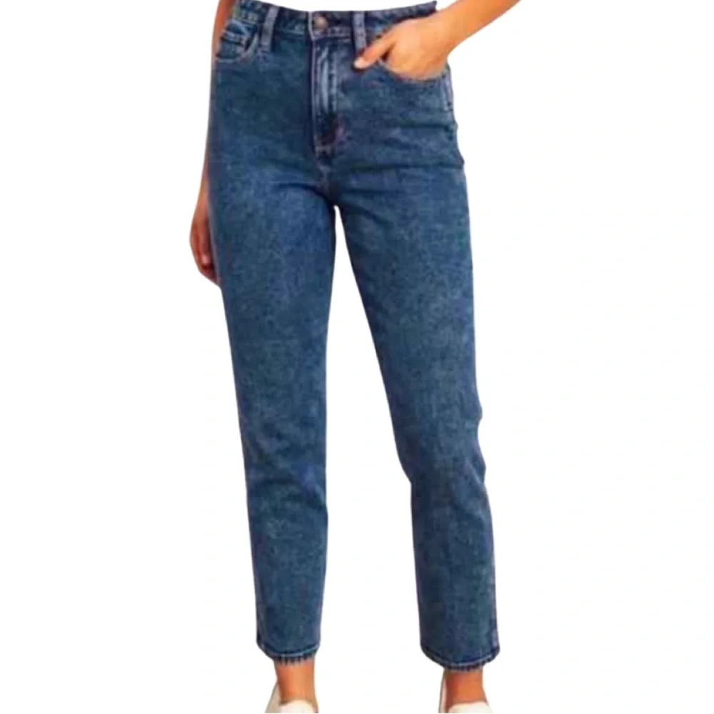 Hollister ultra high rise mom Jean - Picture 1 of 8